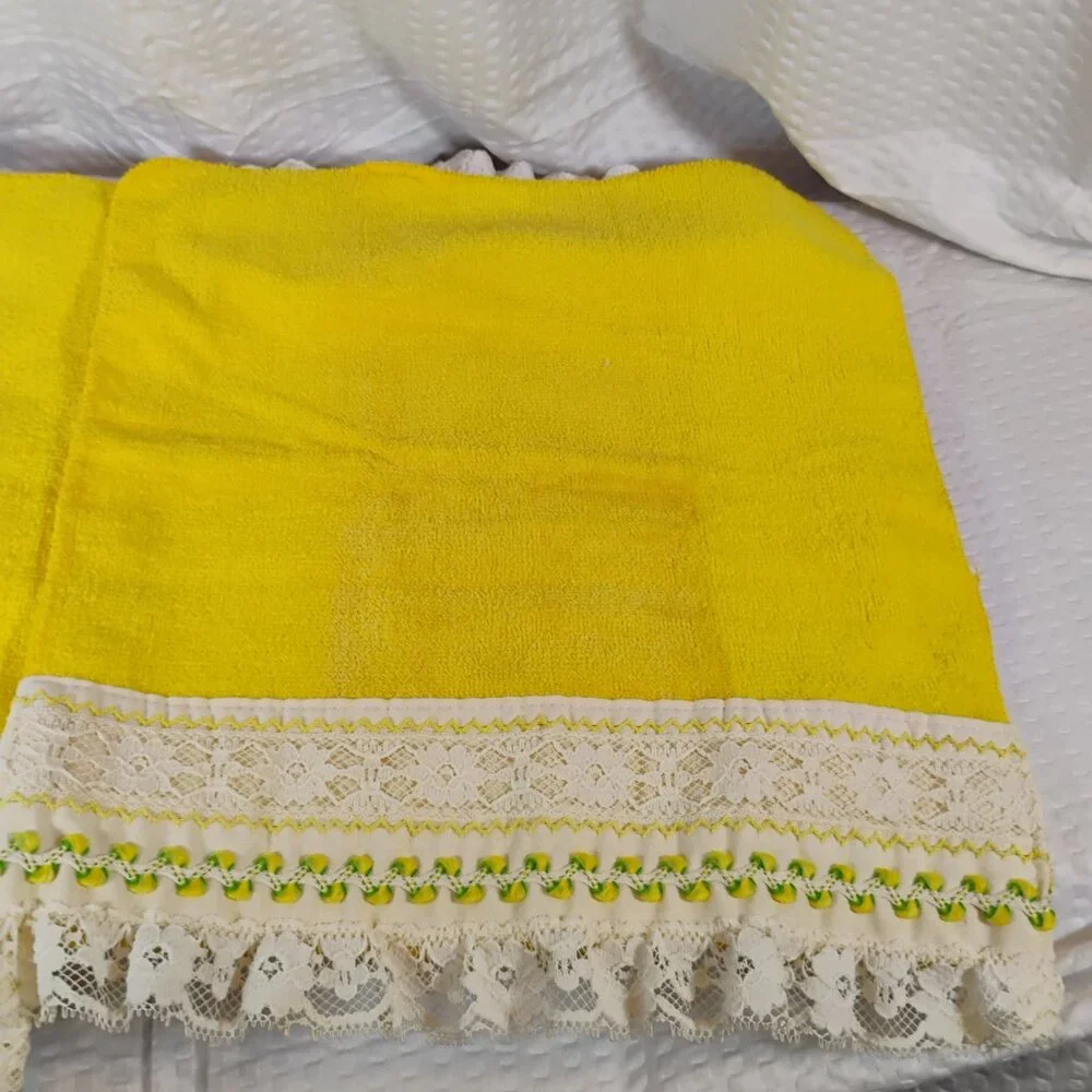 vintage St. Mary's brand bright yellow washcloths set of 2 bright yellow w lace
